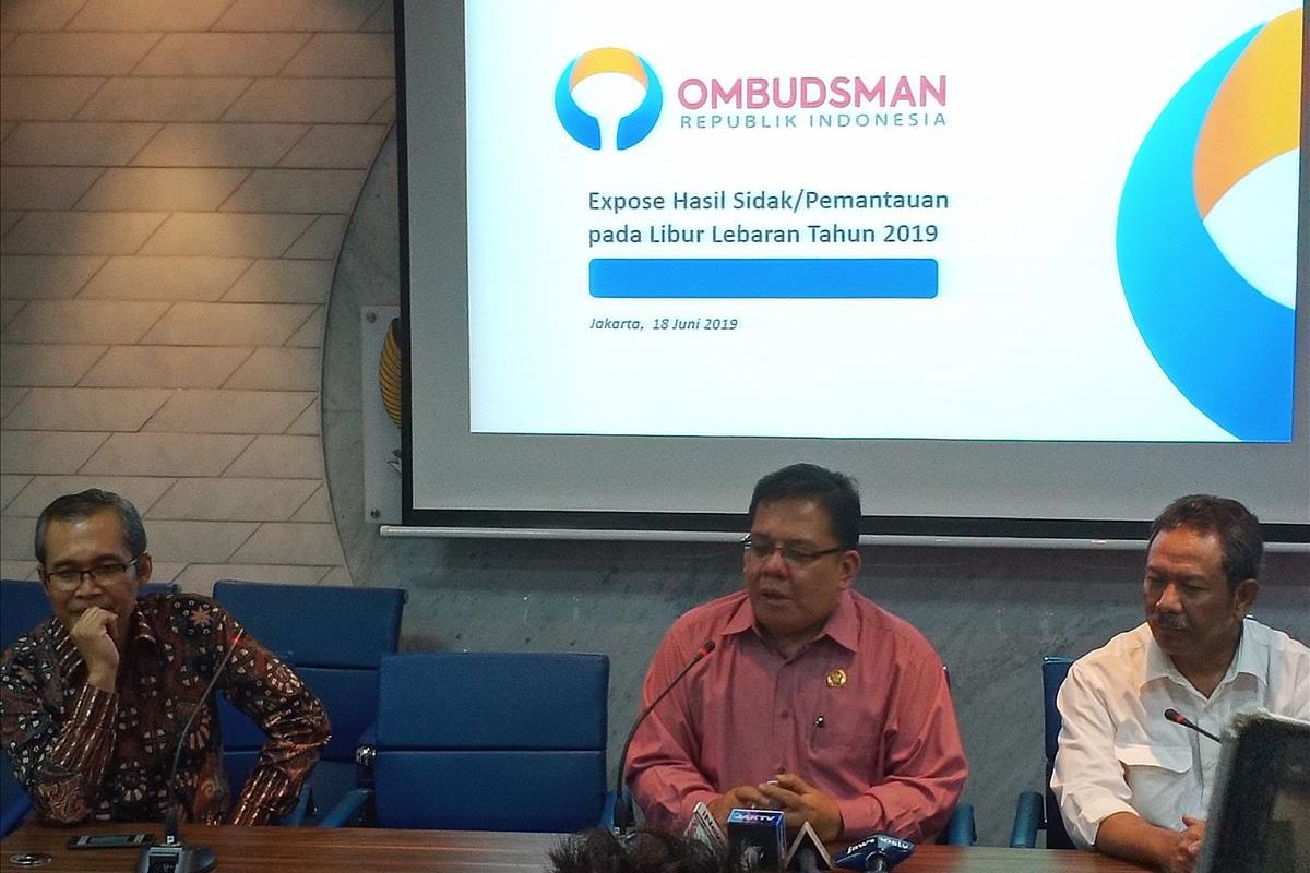 Komisioner Ombudsman dan perwakilan instansi terkait memaparkan hasil sidak pasca Lebaran di kantor Ombudsman, Jakarta, Selasa (18/6/2019).
