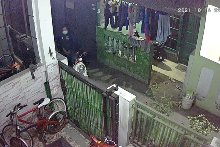 Seorang pria nekat onani dan mengeluarkan sperma di jok motor milik Bunga yang terparkir di depan rumahnya di kawasan Petukangan Utara, Pesanggrahan, Jakarta Selatan pada Sabtu (16/10/2021) malam.