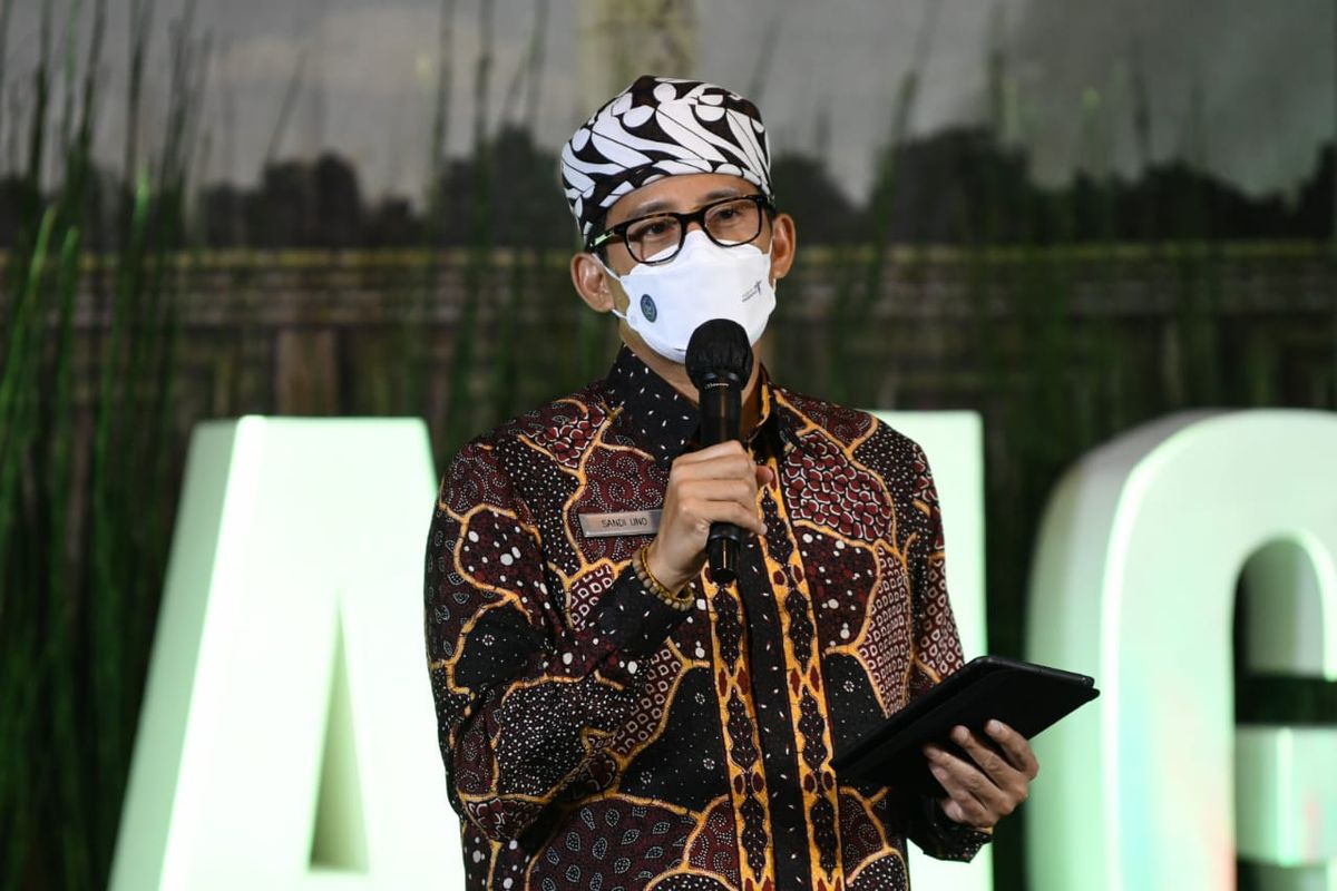 Menteri Pariwisata dan Ekonomi Kreatif Sandiaga Uno saat bertemu pelaku UMKM di sektor jasa industri kreatif di Malang, Jawa Timur, Jumat (21/5/2021).