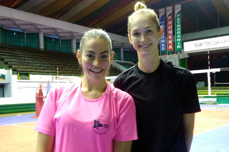 Veronica Angeloni (kiri) dan Hayley Spelman, akan menjadi andalan Gresik Petrokimia di final four Proliga 2017.