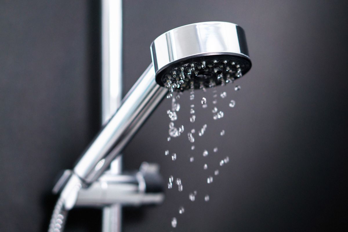 Ilustrasi shower, tagihan air, penggunaan air. 