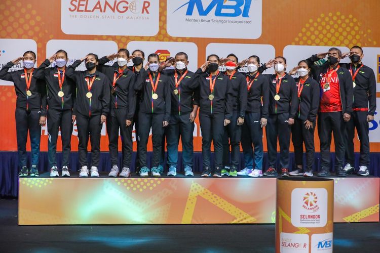Tim putri Indonesia saat seremoni juara Badminton Asia Championships (BATC) atau Kejuaraan Beregu Asia 2022.