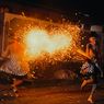 Melihat Tradisi Perang Api Sambut Nyepi di Bali