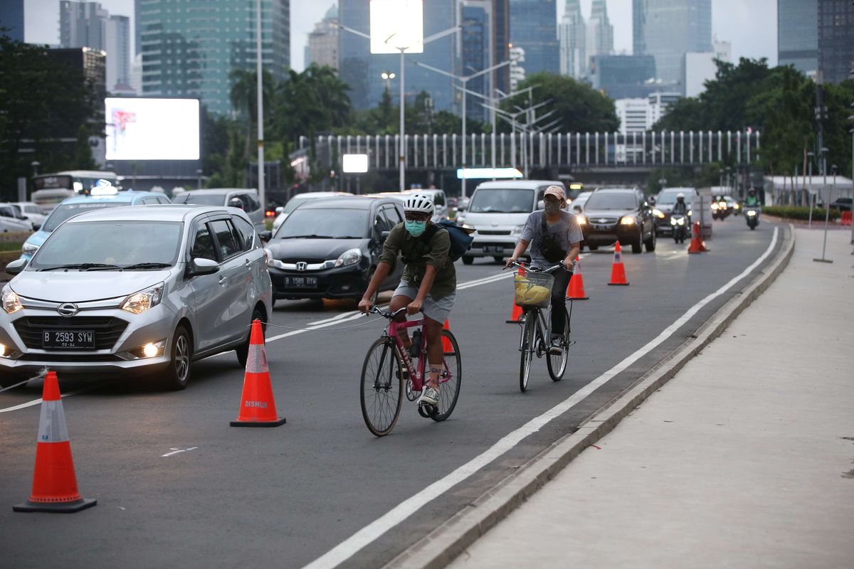 Warga bersepeda di Jalan Jenderal Sudirman, Jakarta, Senin (21/9/2020). Menteri Perhubungan Budi Karya Sumadi menerbitkan Peraturan Menteri Perhubungan Nomor 59 Tahun 2020 tentang Keselamatan Pesepeda di Jalan.