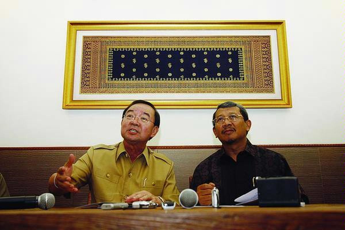 Menteri Perladangan dan Komoditi Malaysia Datuk Peter Chin Fah Kui (kiri) bersama Menteri Pertanian Anton Apriyantono di Jakarta, Kamis (6/11), melakukan konperensi pers seusai membuat kesepakatan untuk mengelola stok minyak sawit dan karet alam kedua negara guna meningkatkan harga dua komoditas itu.  