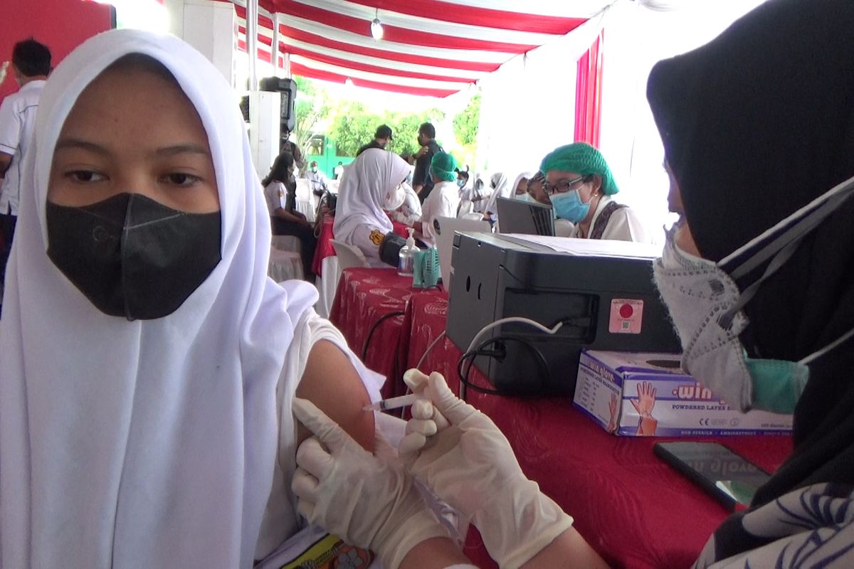 Tim medis menyuntikkan vaksin Covid-19 kepada siswa dalam pelaksanaan vaksinasi Covid-19 untuk siswa SMP dan SMA di Medan, Rabu (14/7/2021).