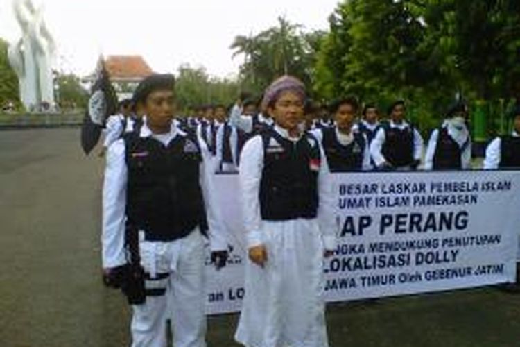 50 anggota Laskar Pembela Islam (LPI) Pamekasan, dikirim ke Surabaya untuk mendukung penutupan lokalisasi Dolly.