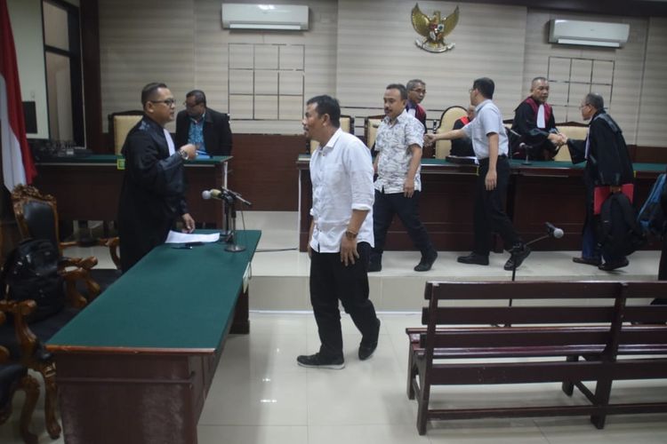 Mantan Bupati Malang Achmad Subhan (tengah) usai sidang vonis di Pengadilan Tipikor Surabaya, Kamis (4/4/2019)