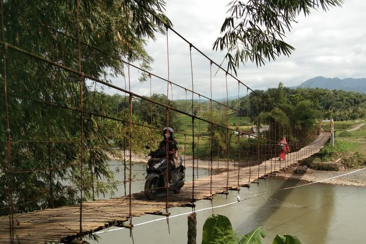 Jembatan gantung Ngembik di Magelang yang masih bisa dilewati, Senin (6/5/2024).