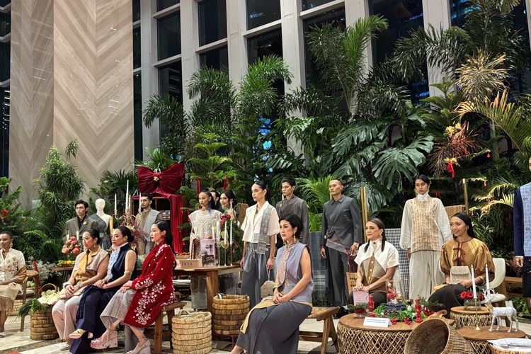 Beberapa tampilan busana hasil kolaborasi dari Tobatenun dan beberapa desainer yang ditampilkan dalam acara MAULIATE di Mega Kuningan Barat 3, Jakarta Selatan, Kamis (4/12/2025).