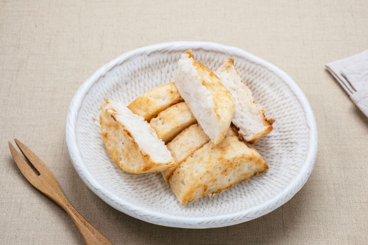 Kue pancong dapat disantap langsung dengan rasa gurih atau ditambahkan gula pasir selagi hangat.