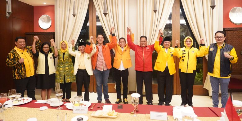 Ketua Umum (Ketum) Partai Golkar Airlangga Hartanto berfoto bersama Pimpinan Ormas Partai Golkar, di Jakarta, Minggu (6/8/2023).
