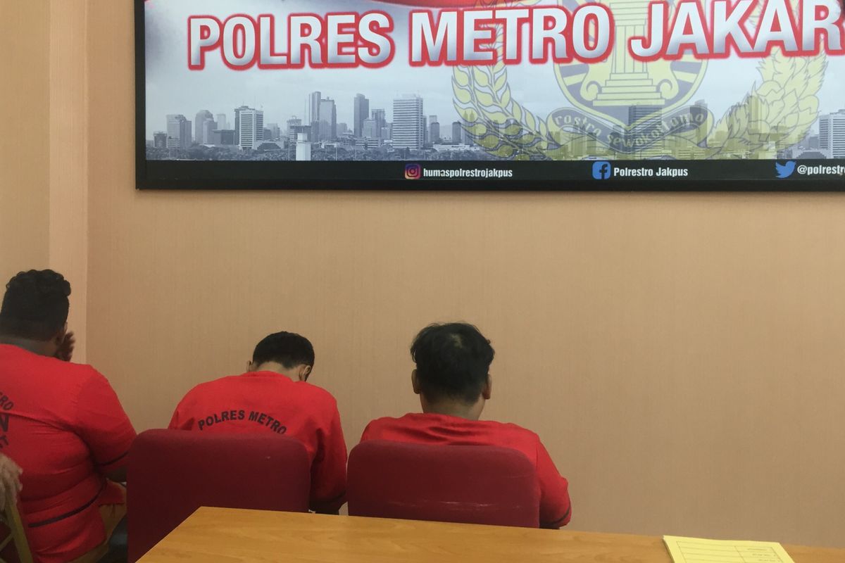 Tiga tersangka pencuri dan pemerkosa, yaitu MHT (kiri), KKT (tengah), dan RK (kanan) diperlihatkan polisi kepada wartawan di Polres Jakarta Pusat, Senin (16/9/2019).