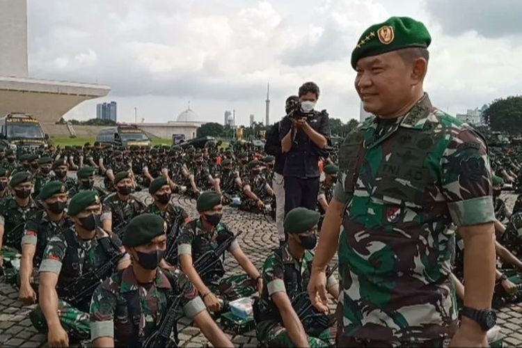 KSAD Jenderal Dudung Abdurachman saat memimpin apel gelar pasukan jajaran TNI AD wilayah Jabodetabek di Monas, Jakarta, Selasa (25/1/2022).