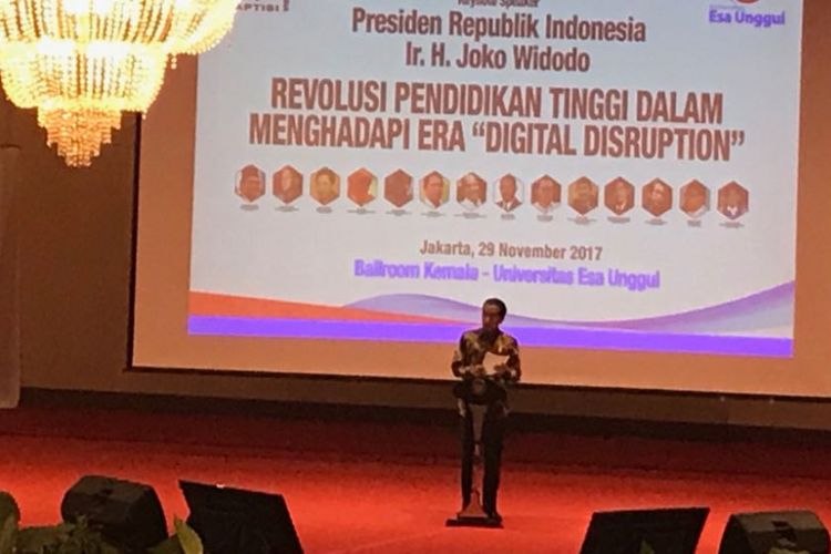 Presiden Joko Widodo saat menghadiri penutupan Rembuk Nasional Asosiasi Perguruan Tinggi Swasta Indonesia (APTISI) di Universitas Esa Unggul, Jakarta Barat, Rabu (29/11/2017).
