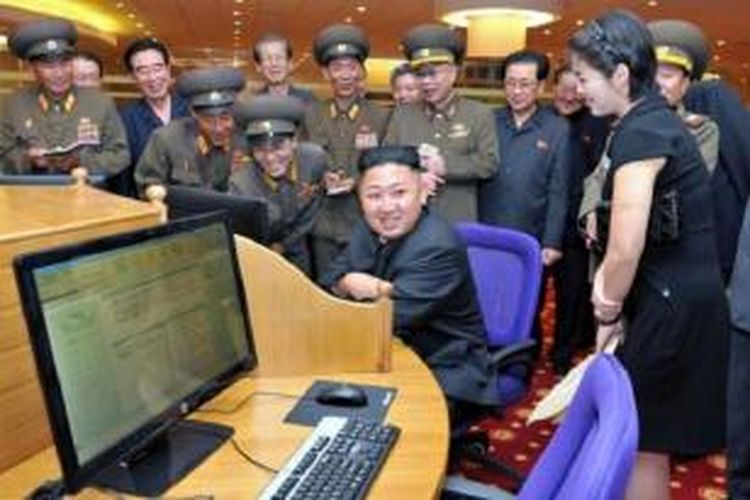 Presiden Korea Utara Kim Jong Un duduk di depan sebuah komputer di E-Library yang terletak dalam KPA Exibition of Arms and Equipment