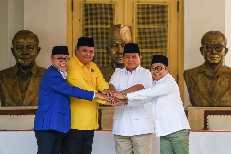 Ketua Umum Partai Gerindra Prabowo Subianto (kedua kanan) bersama Ketua Umum Partai Golkar Airlangga Hartarto (kedua kiri), Ketua Umum Partai Amanat Rakyat (PAN) Zulkifli Hasan (kiri), Ketua Umum Partai Kebangkitan Bangsa (PKB) Muhaimin Iskandar (kanan) berjabat tangan saat deklarasi dukungan di Museum Perumusan Naskah Proklamasi, Jakarta, Minggu (13/8/2023). Partai Golkar dan PAN resmi berkoalisi dengan Partai Gerindra dan Partai PKB untuk mendukung Ketua Umum Partai Gerindra Prabowo Subianto maju dalam pemilihan presiden (Pilpres) 2024. ANTARA FOTO/Galih Pradipta/YU