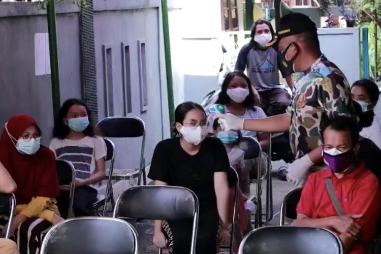 Sejumlah warga menjalani swab test antigen di Jalan Harapan RT 001 RW 008, Lenteng Agung, Jagakarsa, Jakarta Selatan pada Selasa (29/6/2021) pagi.