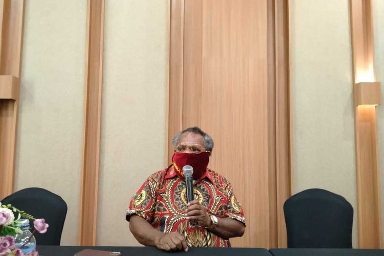 Bupati Mimika Eltinus Omaleng ketika memberikan keterangan pers, Rabu (20/5/2020).