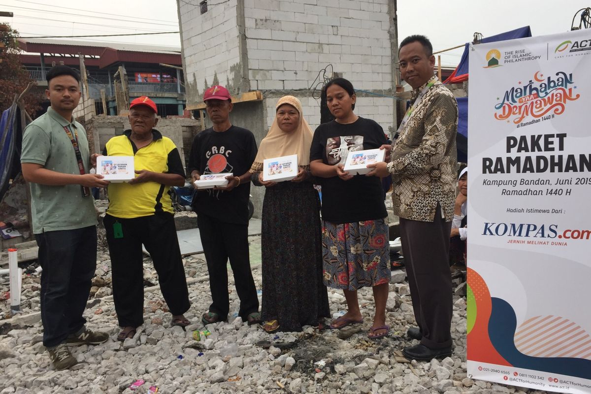 Pembagian paket makanan Kompas.com dengan ACT di Kampung Bandan, Pademangan, Ancol, Senin (3/6/2019).