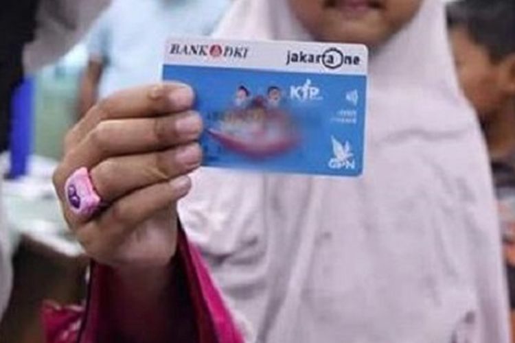 Seorang siswi tengah menunjukkan Kartu Jakarta Pintar (KJP) Plus