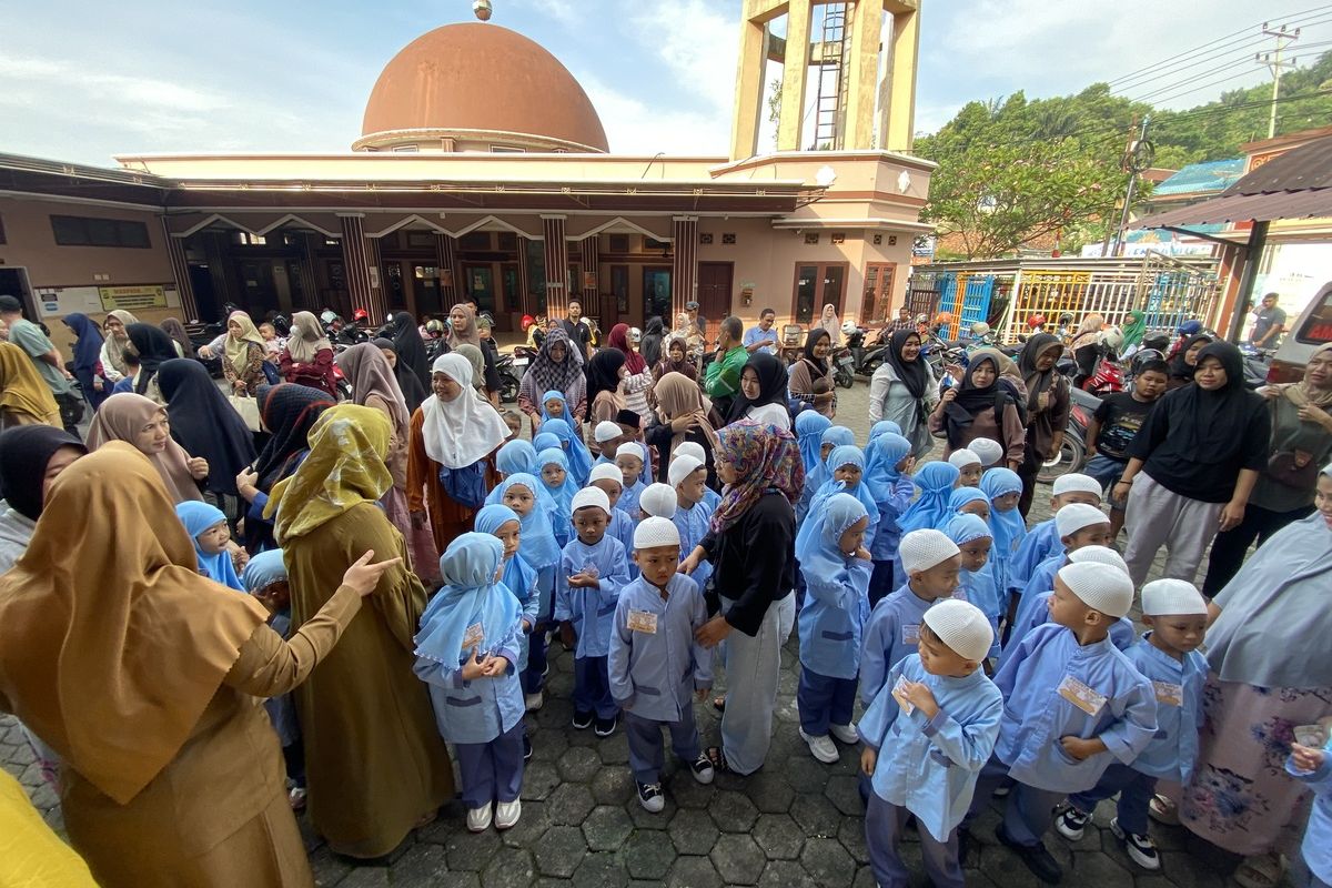 Suasana hari pertama sekolah atau MPLS di salah satu TK di Bandar Lampung, Senin (14/7/2025).