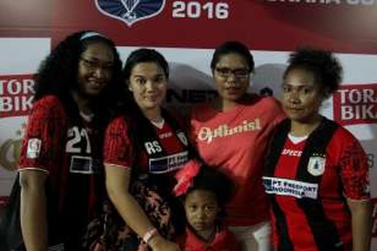 Ina, Fanny, Iren , dan Isabela mendukung suaminya langsung di Stadion Kapten I Wayan Dipta Gianyar, Bali (21/03/2016). 