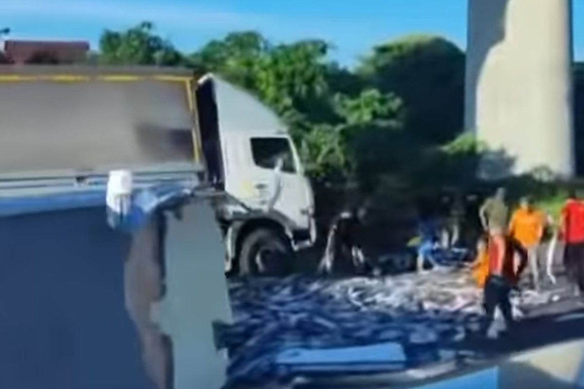 Tangkapan layar dari video unggahan akun @bekasi.terkini mengenai insiden kecelakaan truk pengangkut ikan di Tol Japek Bekasi Barat mengarah ke Jatibening pada Rabu (12/4/2023).