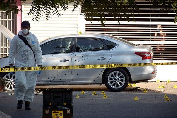 Ahli forensik mengumpulkan informasi dari mobil Ramon Muniz setelah ditembak setidaknya 100 kali pada Rabu (4/12/2020) di Culiacan, Sinaloa, Meksiko.