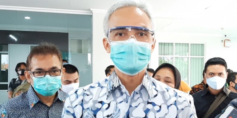 Gubernur Jawa Tengah Ganjar Pranowo saat ditemui usai usai pemberian santunan bagi ahli waris tenaga medis yang gugur di Poltekes Semarang, Sabtu (11/7/2020).