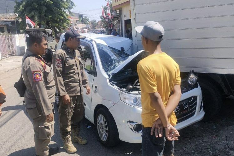 Mobil milik siswa SMAN yang menabrak di Jalan Jagiran, Surabaya