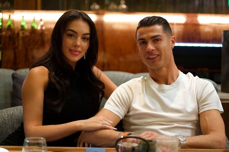 Georgina Rodriguez (kiri) berpose dengan Cristiano Ronaldo (kanan).