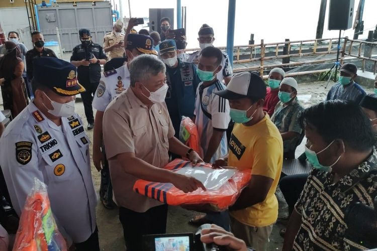 Kemenhub melalui Direktorat Jenderal Perhubungan Laut membagikan sertifikat kapal kecil tersebut kepada para nelayan di Pare-pare.