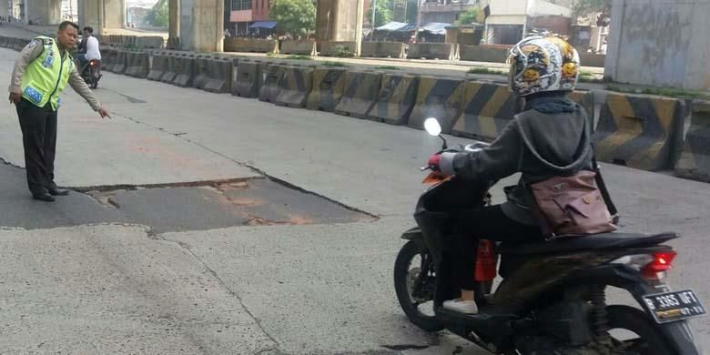 Jalanan berlubang di salah satu kawasan di Jakarta.