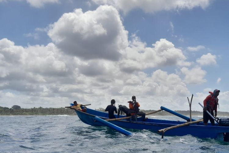Tim SAR gabungan melakukan pencarian korban hilang tenggelam Shahrul Hidayah (13) asal Kota Tasikmalaya di tengah laut Legokjawa, Madasari, Kabupaten Pangandaran, Jawa Barat, Jumat (8/7/2022).