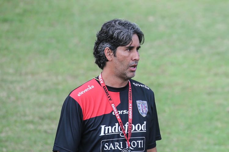 Stefano Cugurra Teco saat memimpin sesi latihan tim Bali United, Kamis (25/4/2019)