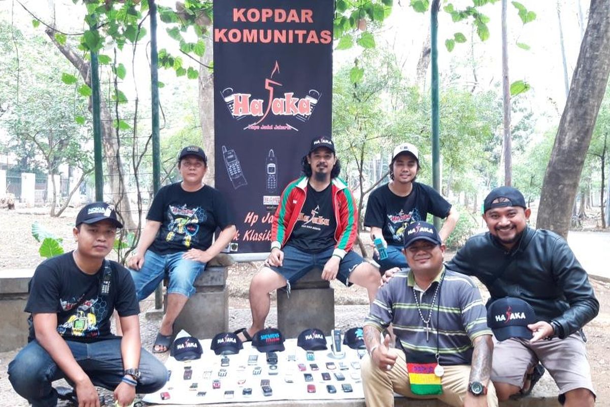 Anggota komunitas Hajaka (Hp Jadul Jakarta) saat kopdar di Taman Honda, Tebet, Jakarta Selatan, Minggu (14/7/2019)