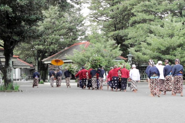 Peksi Burak diarak dari Keraton Yogayakarta menuju Masjid Gedhe dalam rangka Yasa Peksi Burak untuk memperingati Isra Miraj.