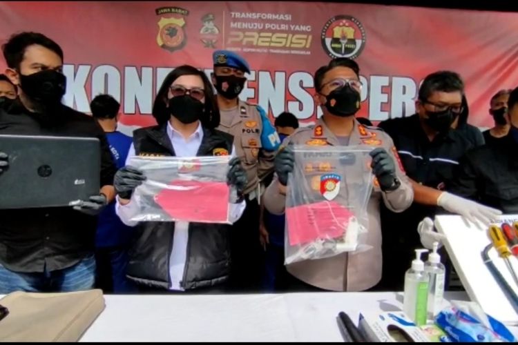 Kapolres Cirebon Kota AKBP Fahri Siregar bersama jajaran Reskrim Polres Cirebon Kota Jawa Barat, memberikan keterangan terkait penangkapan Komplotan Pencurian Rumah Mewah, pada Selasa (3/1/2023). Pengungkapan kasus ini menjadi perhatian karena sempat viral di media sosial lantaran penangkapan dilakukan di lampu merah.