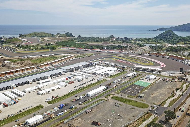 Foto udara suasana Pertamina Mandalika International Street Circuit di Kawasan Ekonomi Khusus (KEK) Mandalika, Pujut, Praya, Lombok Tengah, NTB, Senin (14/3/2022). Menteri BUMN Erick Thohir menyampaikan bahwa Mandalika siap menjadi tuan rumah MotoGP pada 18-20 Maret mendatang dan optimistis penyelenggaran akan sukses dilaksanakan.