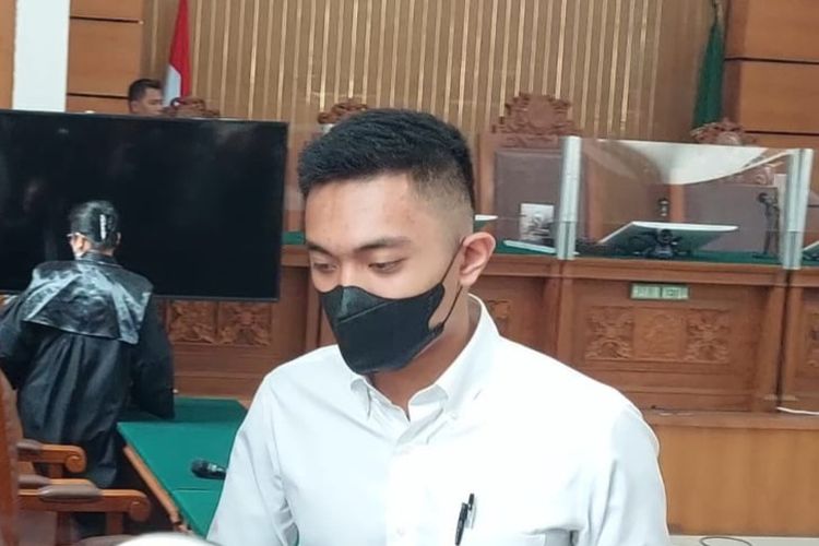 Terdakwa penganiayaan remaja berinisial D (17), Mario Dandy Satriyo (20) saat keluar dari ruang sidang Pengadilan Negeri Jakarta Selatan, Selasa (25/7/2023). 