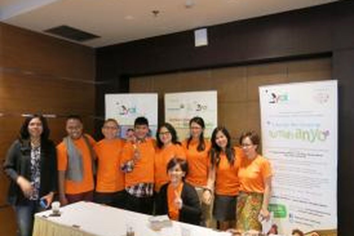 Foto bersama pendiri Yayasan Anyo Indonesia (YAI) dan para pendukung gerakan 1000 Ophthalmoscope dalam acara Workshop Menjaga dan Merawat Tulang Belakang di RUmah Sakit Omni Alam Sutera, Serpong, Tangerang Selatan, Sabtu (22/8/2015). Acara tersebut untuk mendukung gerakan 1000 Ophthalmoscope, yakni alat untuk deteksi kanker bola mata pada anak.