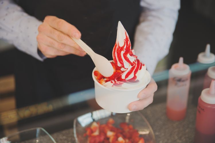 Ilustrasi frozen yoghurt yang populer di Amerika Serikat, termasuk satu dari 12 jenis es krim populer di dunia. 