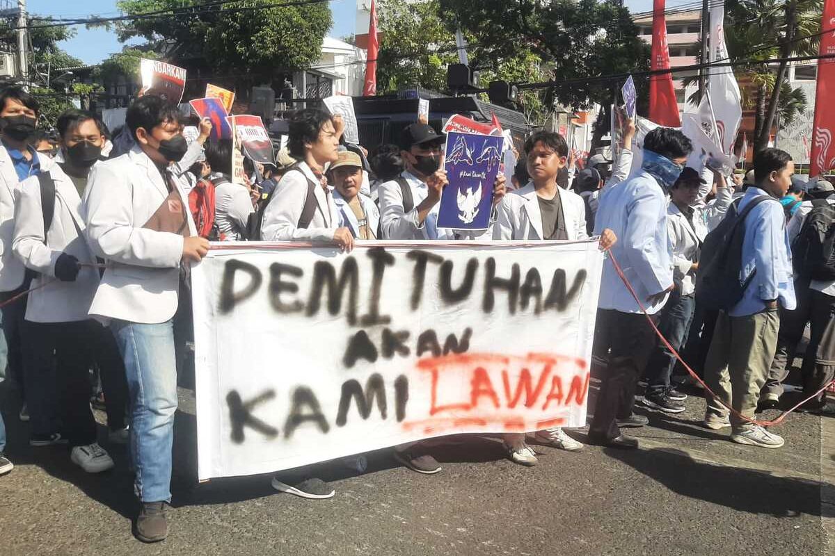 Massa aksi Kawal Putusan MK di depan Gedung DPRD Jatim Surabaya, Jumat (23/8/2024)