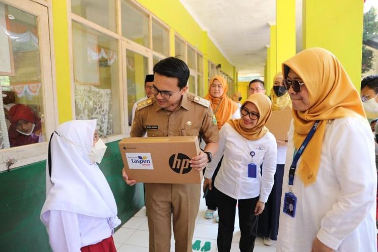 Wakil Bupati Kabupaten Bandung Sahrul Gunawan memberikan bantuan bersama para pejabat Taspen.
