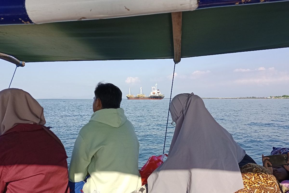 Warga Gili Ketapang naik perahu di Pelabuhan Tanjung Tembaga ke Pulau Gili selama satu jam.