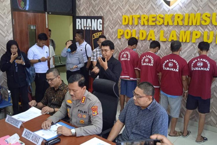 Empat tersangka pelaku penebangan pohon di kawasan hutan register yang ditangkap aparat Polda Lampung, Jumat (3/2/2023).