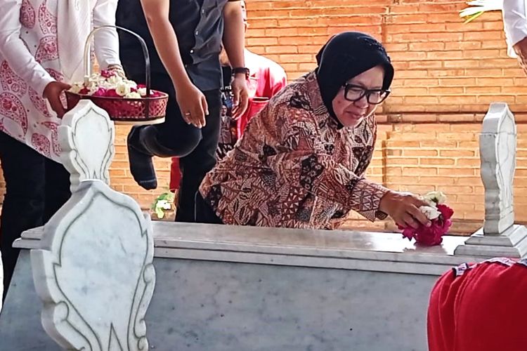 Tri Rismaharini melakukan kegiatan ziarah ke makam Gubernur Soerjo. Dimakan Gubernur pertama Jawa Timur tersebut Risma melaksankan dia bersama dan tabur bunga.