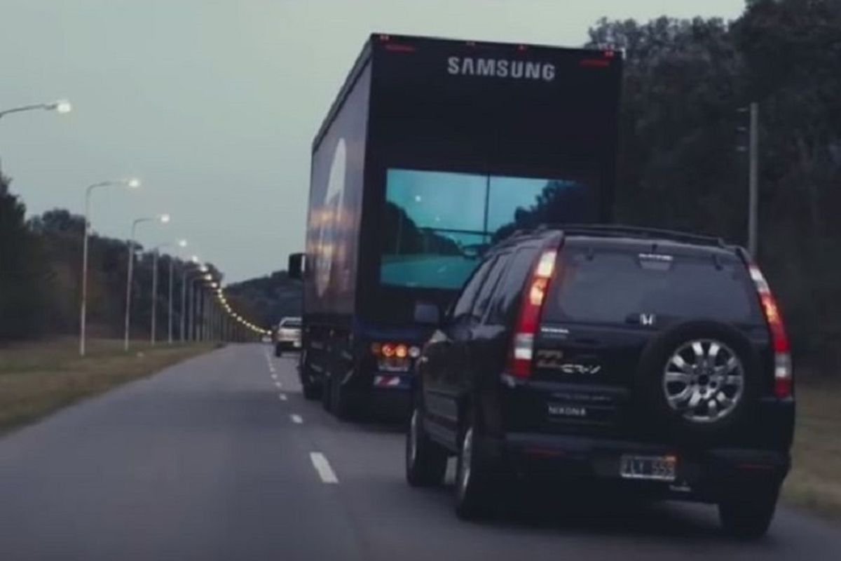 Ilustrasi menyalip truk di jalan tol.