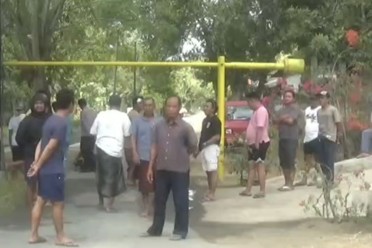 Geram Jalan Rusak akibat Truk Pasir, Warga di Bangkalan Blokir Akses Desa